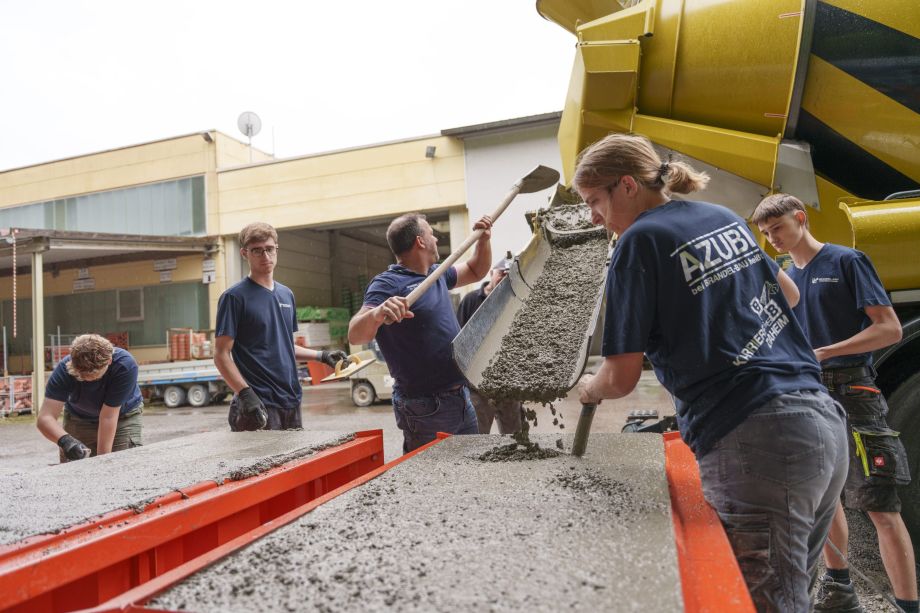 Team betoniert mit einem Betonmischer