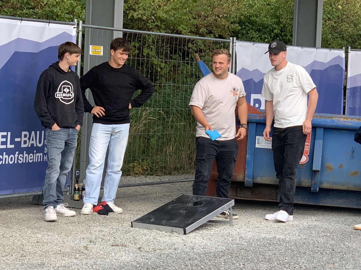 Azubis spielen Cornhole auf dem Betriebsfest