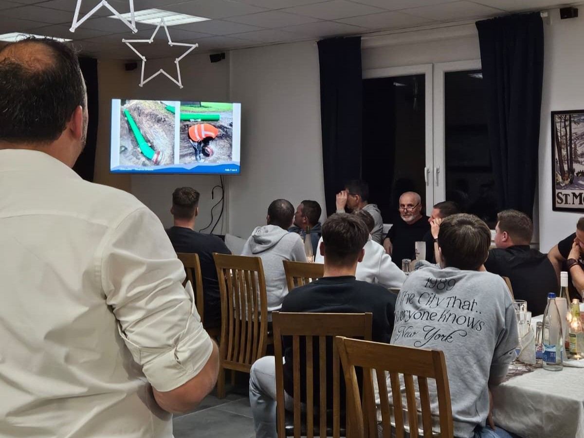Mitarbeiter während der Baustellenpräsentation auf der Weihnachtsfeier