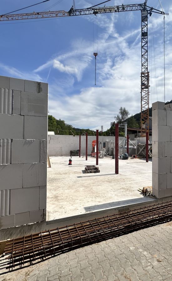 Rohbaumauerwerk mit einem Baukran