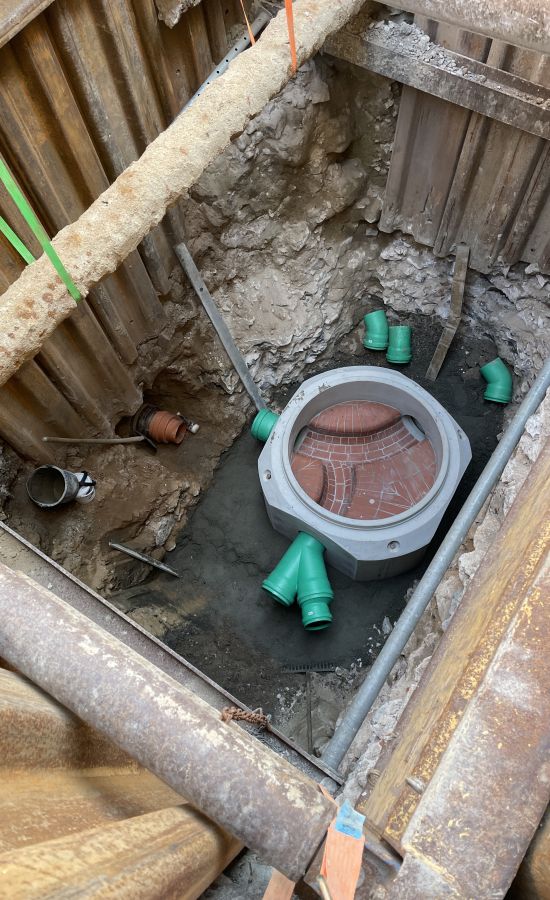 Schachtbauwerk in einer Verbaugrube
