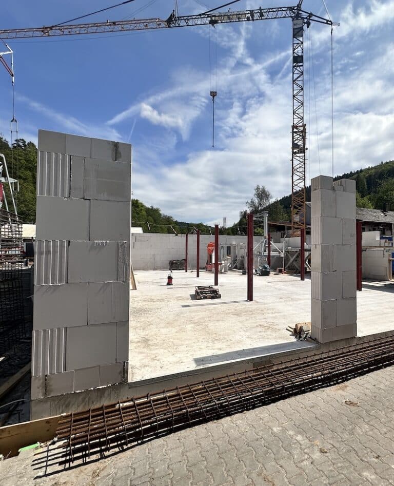 Baustelle mit Kran, Mauerwerk und Bewehrungsstahl – Hochbauarbeiten von Brandel Bau
