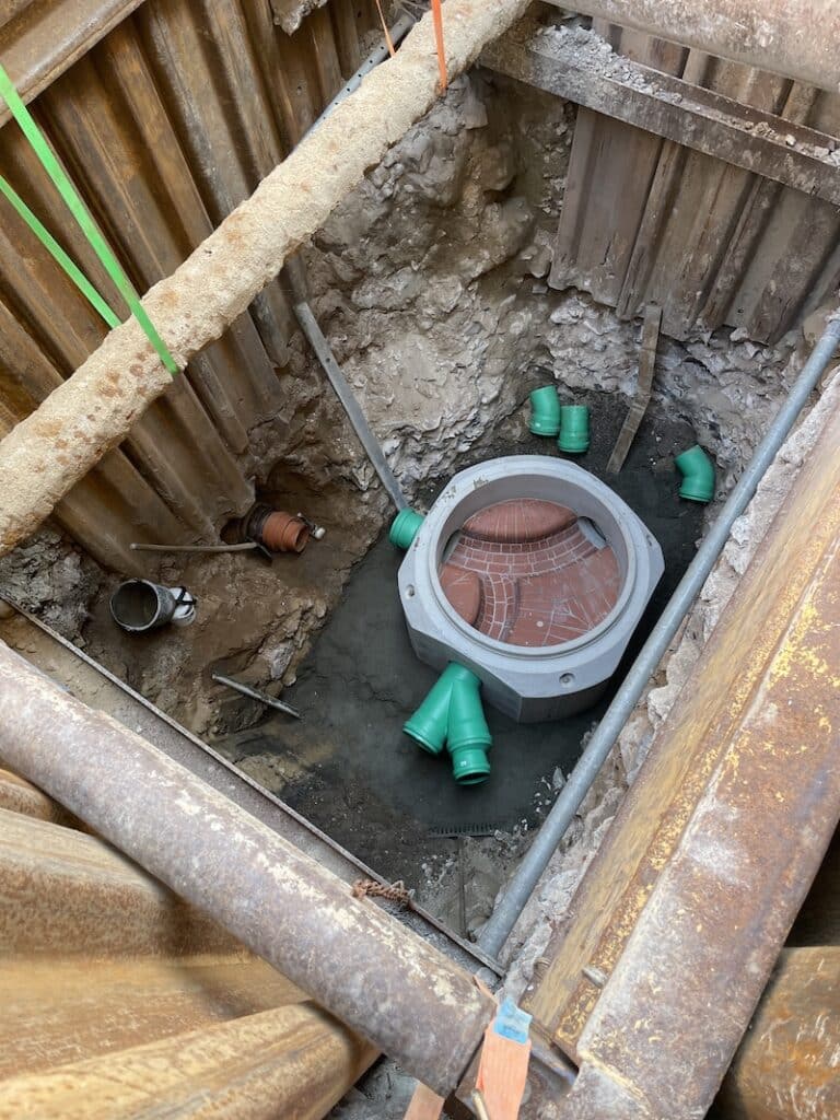 Baustelle mit Baugrube und Schachtbauwerk im Kanalbau – Brandel Bau Tiefbauarbeiten